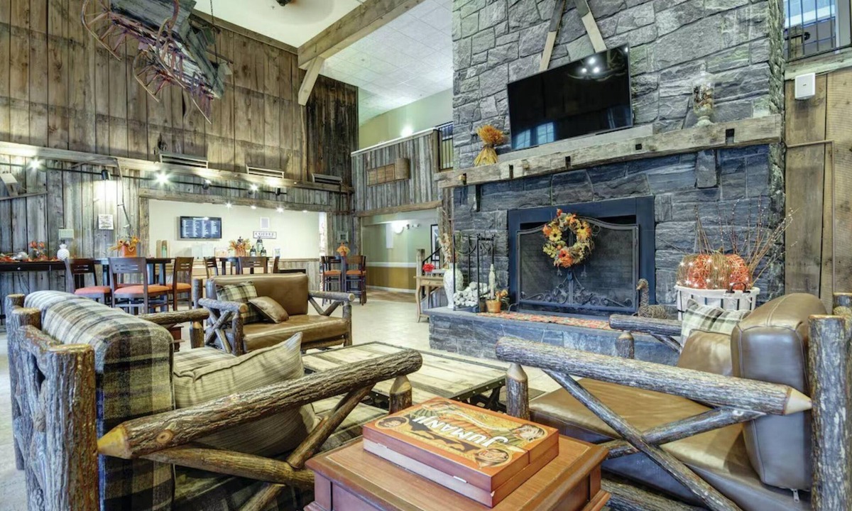 Hancock Apartment | Available February 17-21 2025. Sleep 8 - 2-bed apt on Jiminy Peak. Ski in/out!
