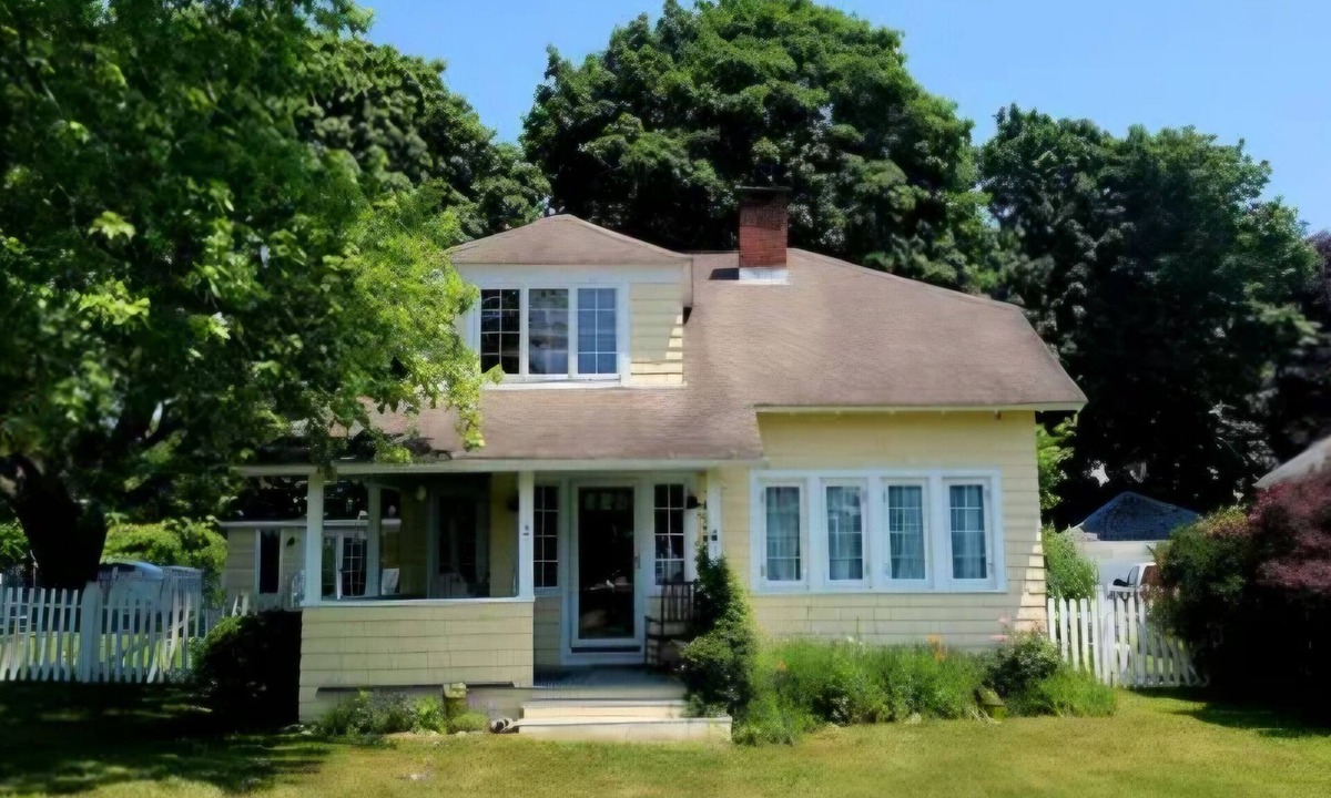Madison House | AVAILABLE JULY/AUGUST & other Charming 2 bedroom bungalow 1 block to the beach.
