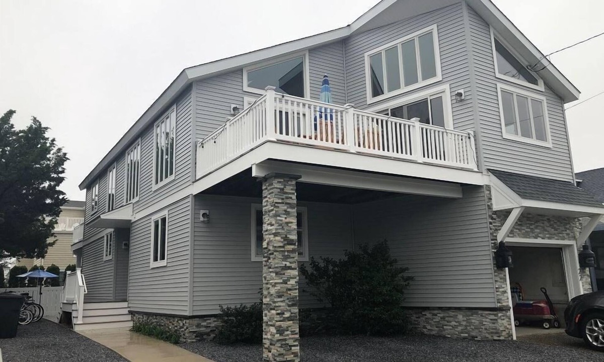 Avalon House | Avalon-style upside down home located just two houses from Avalon Avenue