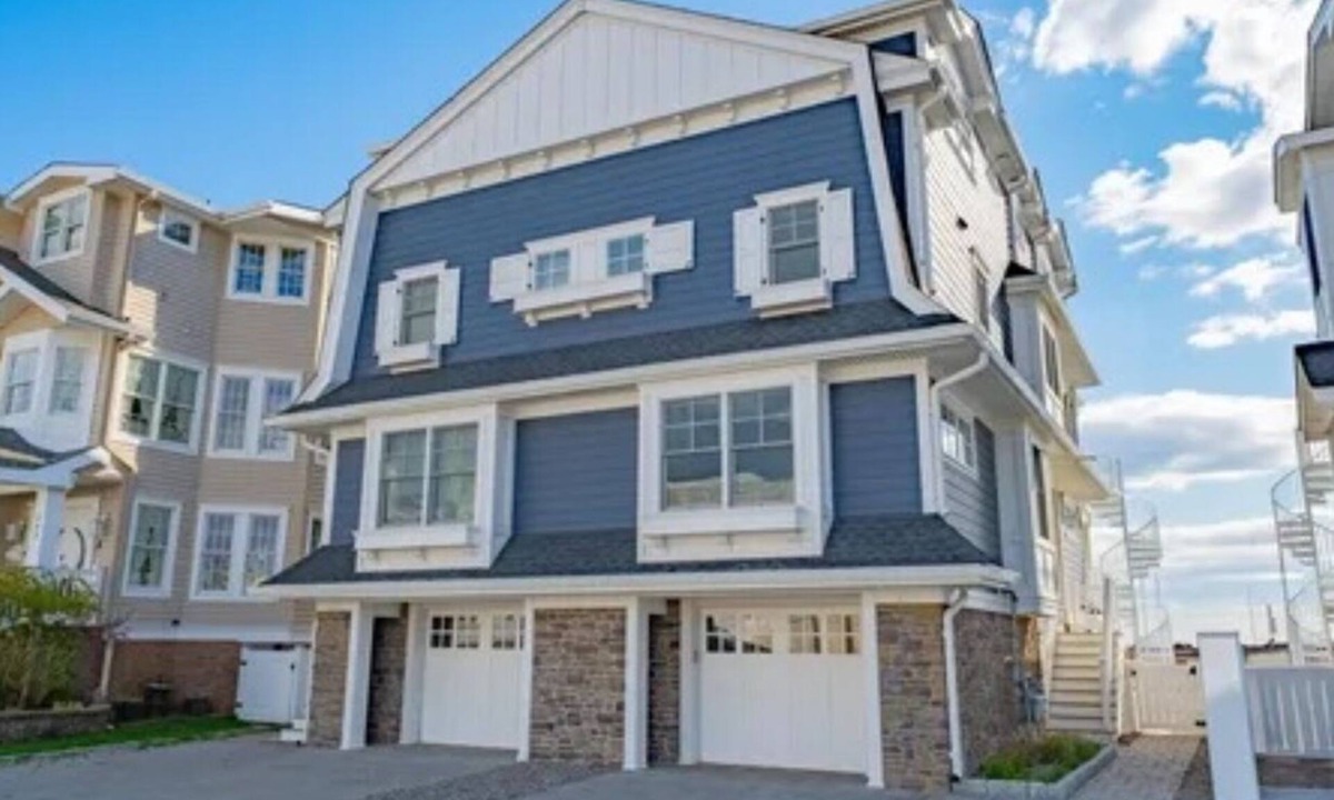 Avalon House | Avalon sunsets on the bay in this beautiful five-bedroom waterfront townhome.