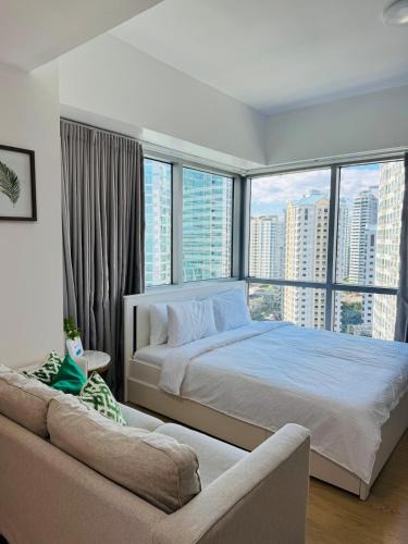 Bonifacio Global City Apartment | Avant at the Fort BGC with King Bed and Motorized Curtains & 65 in TV