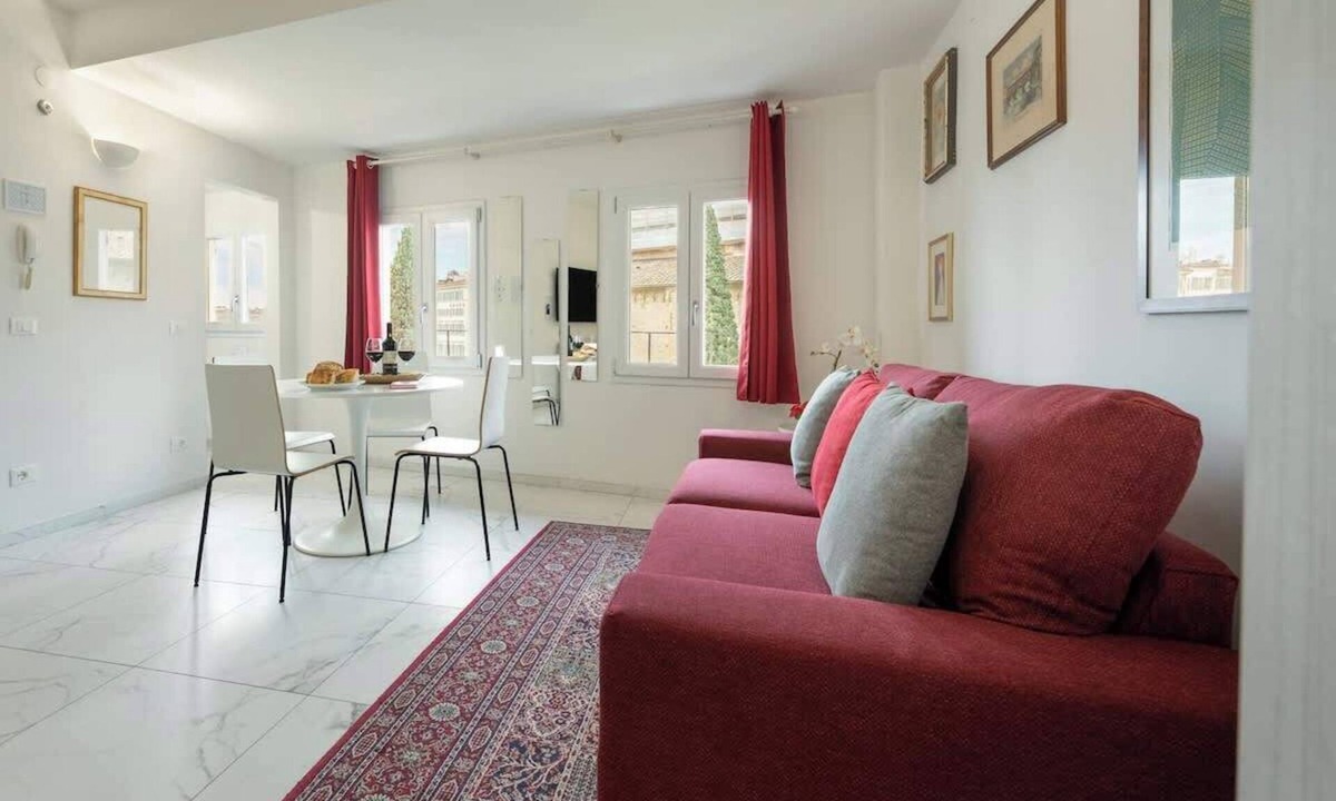 Santa Maria Novella Apartment | Avelli Pia Fourth Floor with 2 Bathrooms