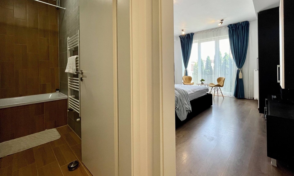 Tractorul Apartment | Aventurescu Studio Netflix and Parking