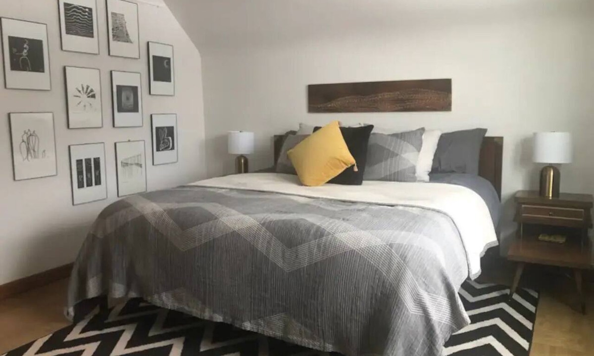 Oak Park Apartment | Award-winning, charming, 1-bedroom apartment with AC, WiFi in Pleasant Oak Park