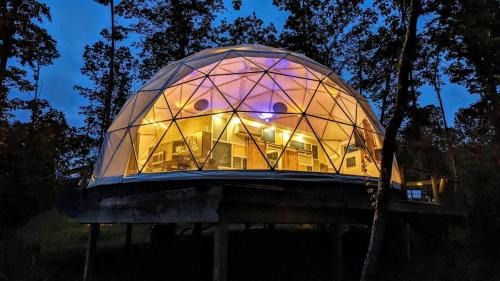 Coalmont House | Award-Winning Glamping Dome - State Parks, Waterfalls, Hiking Trails, Near The Caverns