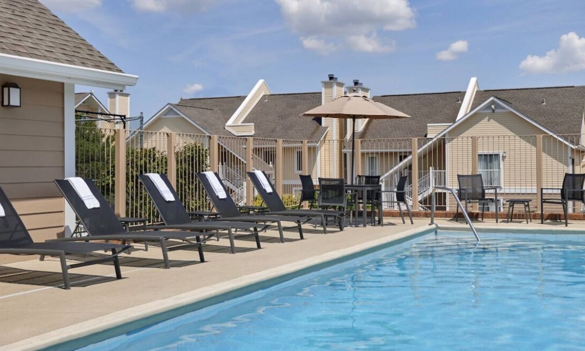 Sharonville House | Awesome Amenities! Full Kitchen, Pool, FREE Bfast & Parking, Near Gorman Park!