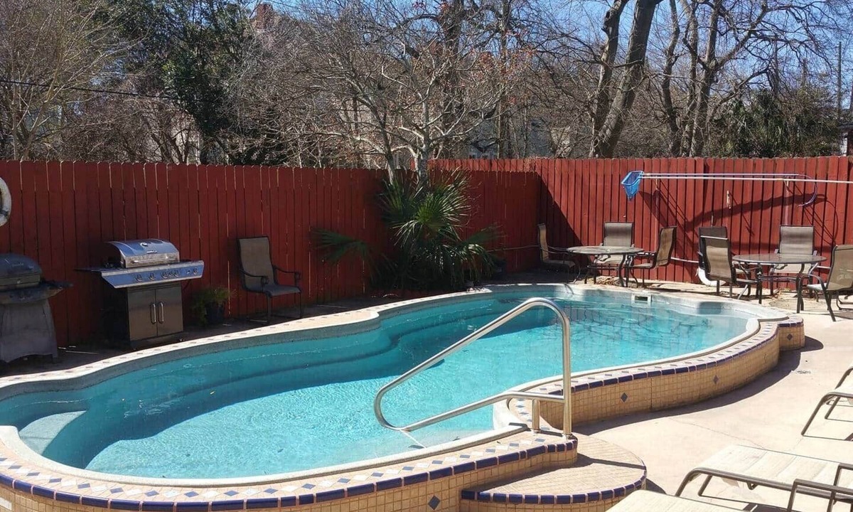 Dixon Park House | Awesome Downtown Condo with Pool!
