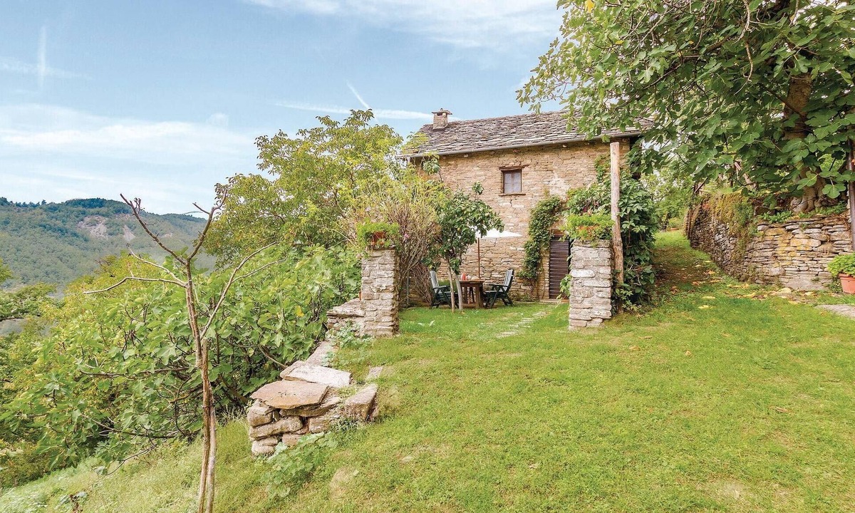 Borgo Val di Taro House | Awesome home in Borgo Val di Taro PR with WiFi