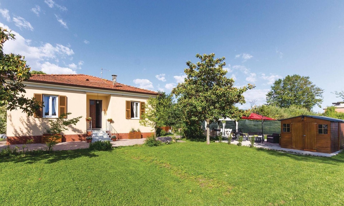 Marina di Massa House | Awesome home in Massa (MS) with WiFi