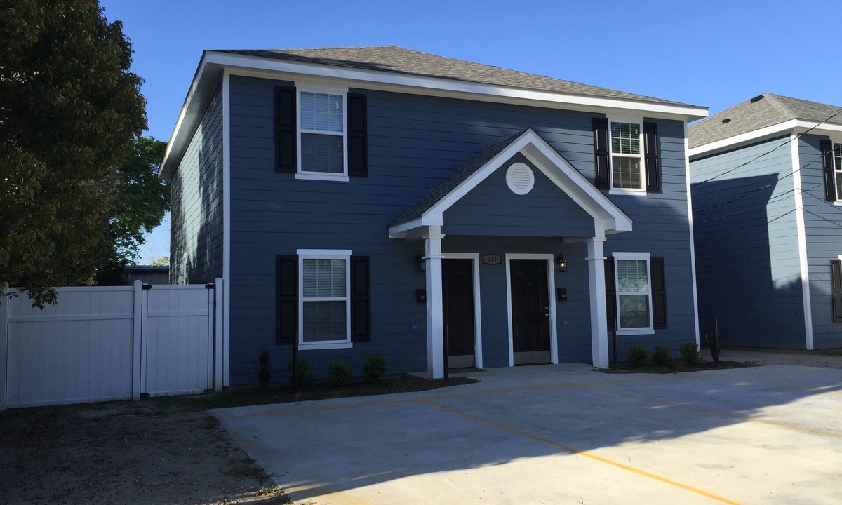 Lake Charles House | Awesome Location 2 Bedroom 2.5 Bath/511B