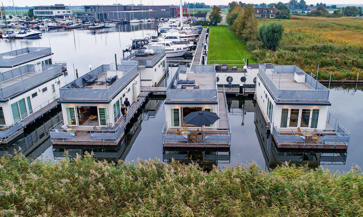 Vleteren Boat Rental | Awesome ship in Aalsmeer with lake view