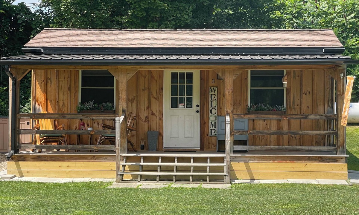 Painted Post Cabin | Ayers’ Acres ~ cabin 3, charming cabin for 2 near Corning-Watkins Glen NY.