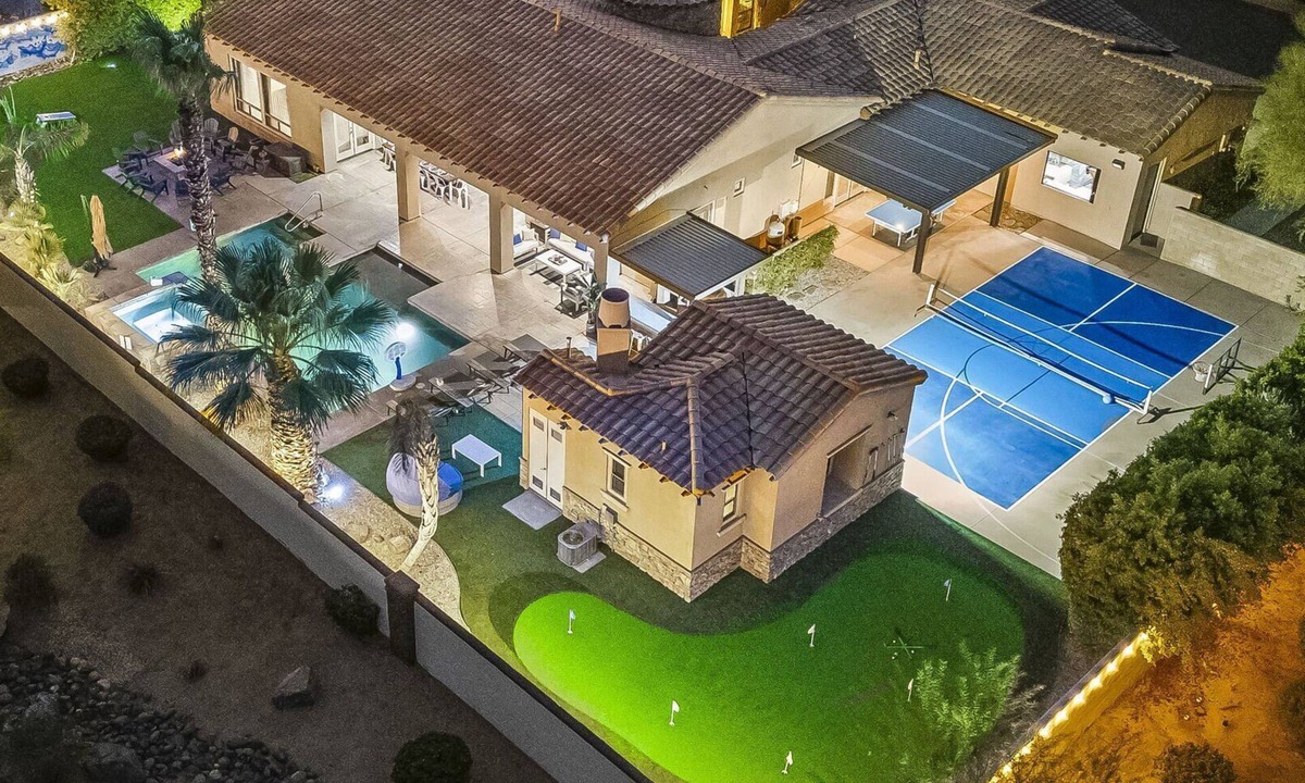 Indio House | Azul: Pool, Spa, Fire Pit and Pickle Ball Court!