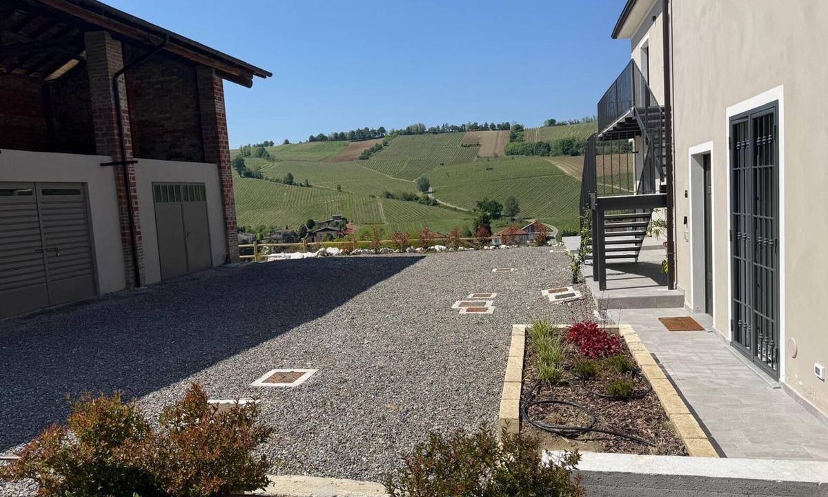 Torricella Verzate House | B&B NessunConfine CasaLaura with a magnificent view of the Oltrepò vineyards