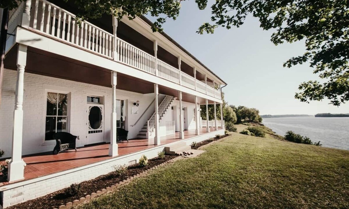 Elizabethtown Bed & Breakfast | B&B-River Views, Shawnee Getaway, Charlotte Room