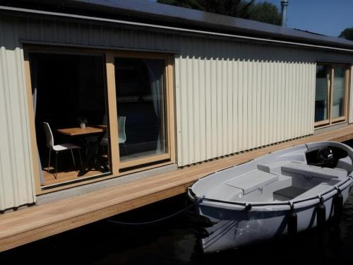 Slotervaart Bed & Breakfast | B&Boathouse Amsterdam with bikes and motorboat