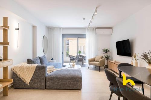 Kinosargous Apartment | B1 Bright 2BR Haven w Balcony, Kingbed & Parking!