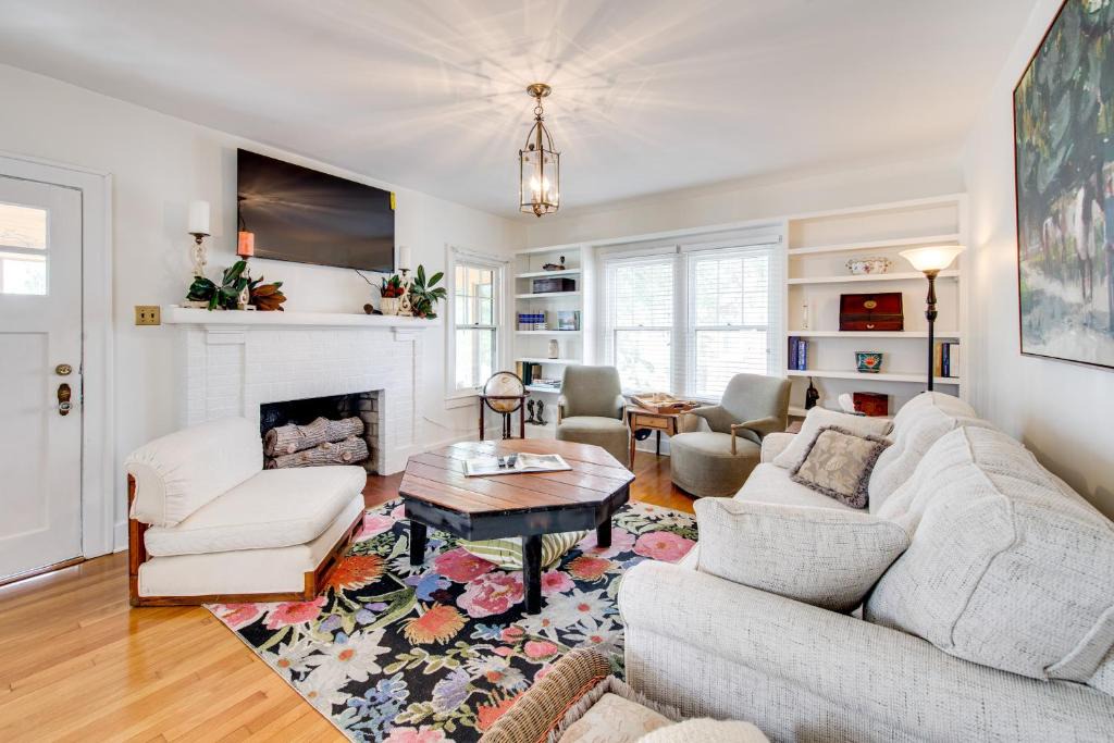 Lebanon House | 'Baby Grand on Main' Lebanon Home w/Game Room!