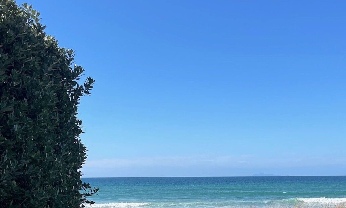 Matarangi Cottage | Bach with Direct beach access , renovated 2 bedroom cottage on Matarangi beach