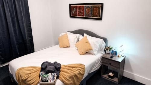 New Haven House | Bachi - Private Room 2 with Parking, Desk & Fast WiFi near Yale, Quinnipiac, SCSU & Hospitals