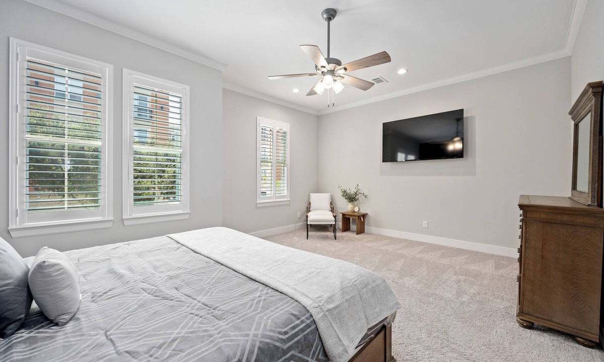 Montrose House | Back Yard River Oaks- 3 Bed Townhome- Perfect Space-Large Garage