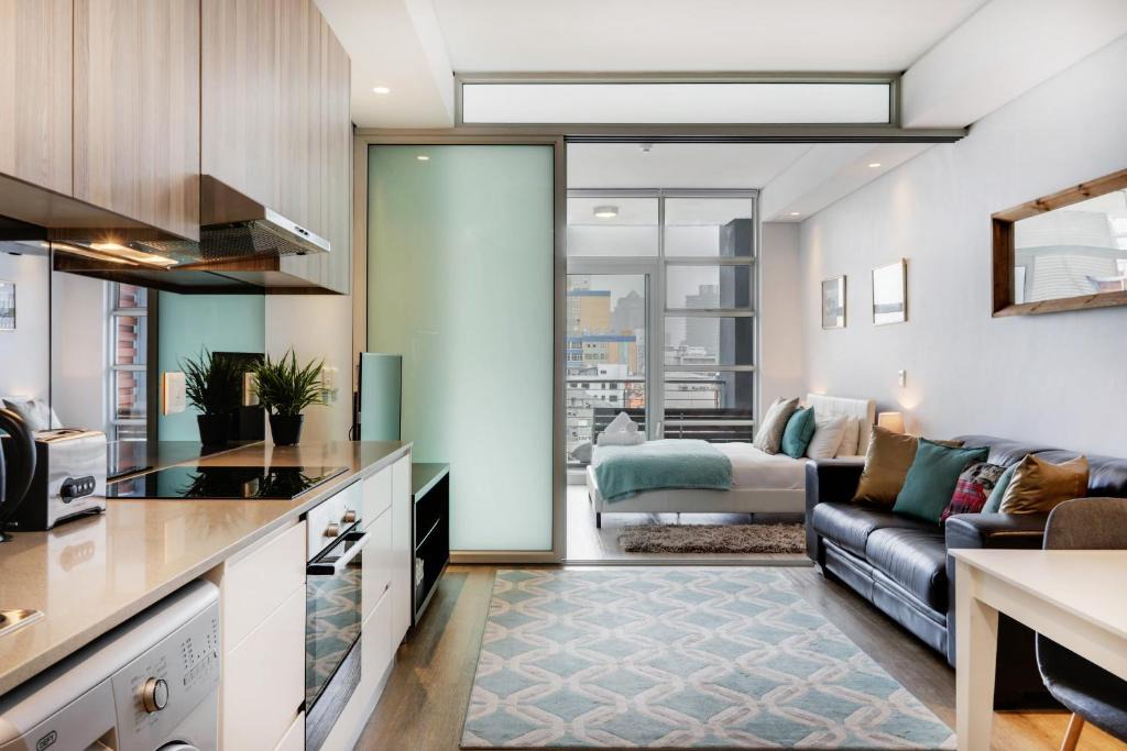 Cape Town City Centre Apartment | Backup-Powered Stylish Central Apartment near Table Mountain
