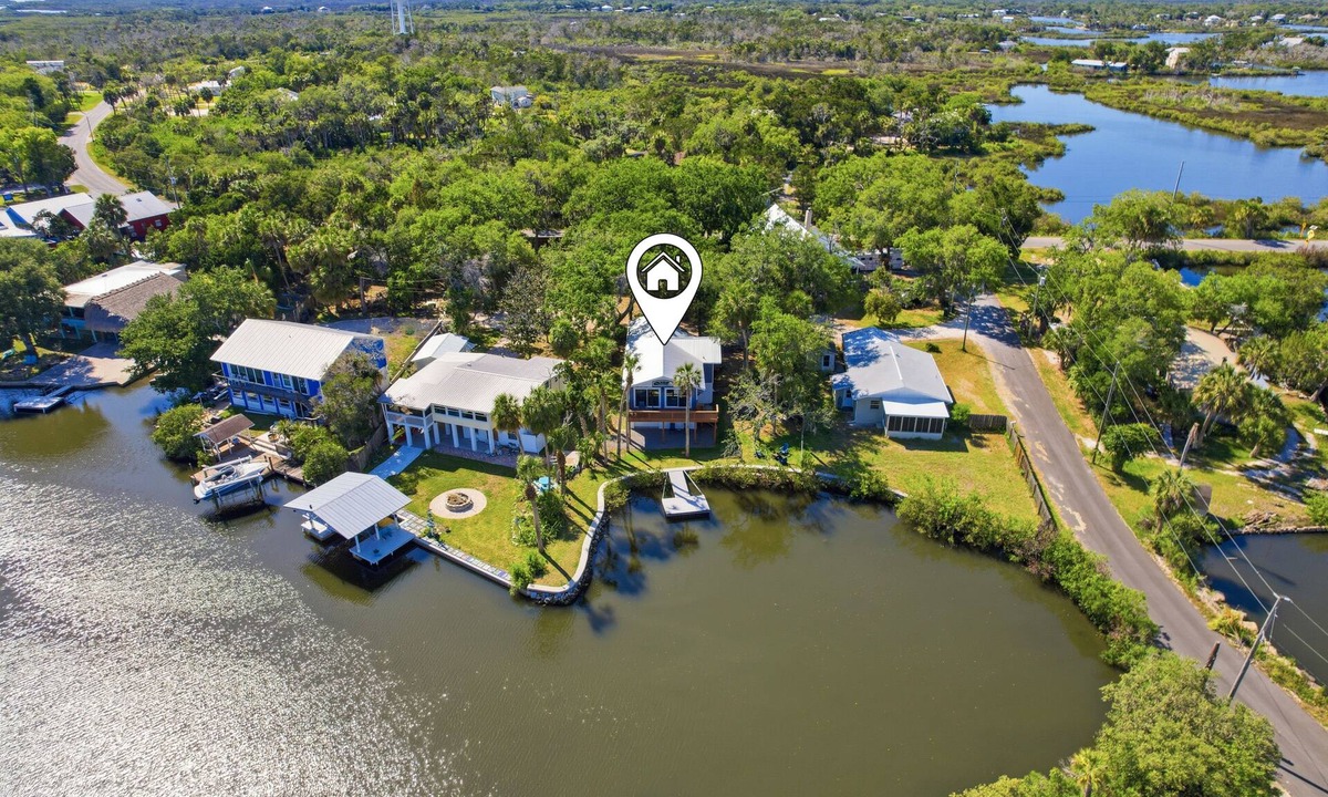 Crystal River House | Backwater Bungalow Sleeps 8 Kayaks+ Dock+ Fire Pit