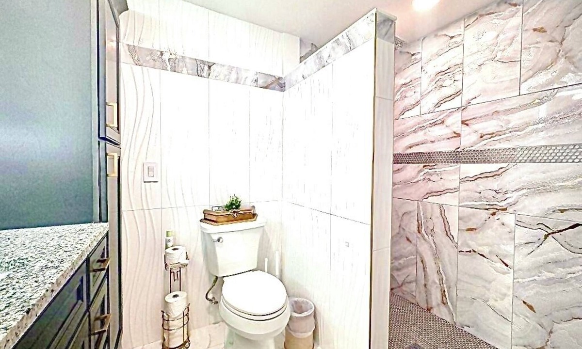 Seminole Villa | Backyard-1000mbs-WD-Updated-RainShower-AC-SmartTV-Workspace-10MinToBeach-Kitchen