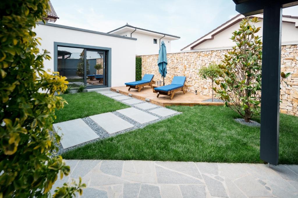 Oradea House | Backyard Jacuzzi House