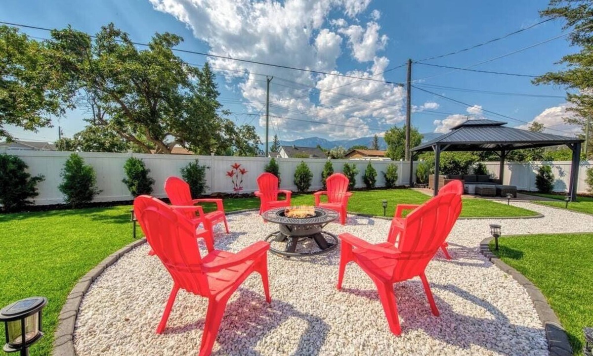 Invermere House | Backyard Oasis | Hot Tub, BBQ, Outdoor Bar |