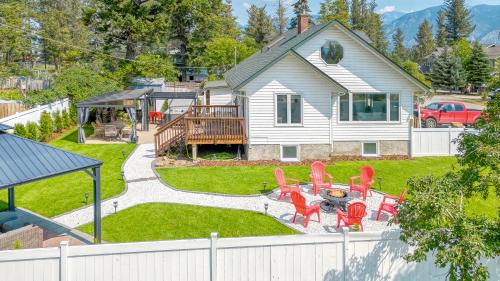 Invermere House | Backyard Oasis Hot Tub, BBQ, Outdoor Bar