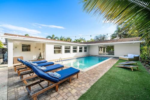 Lake Clarke Shores Villa | Backyard Oasis with Pool & Games