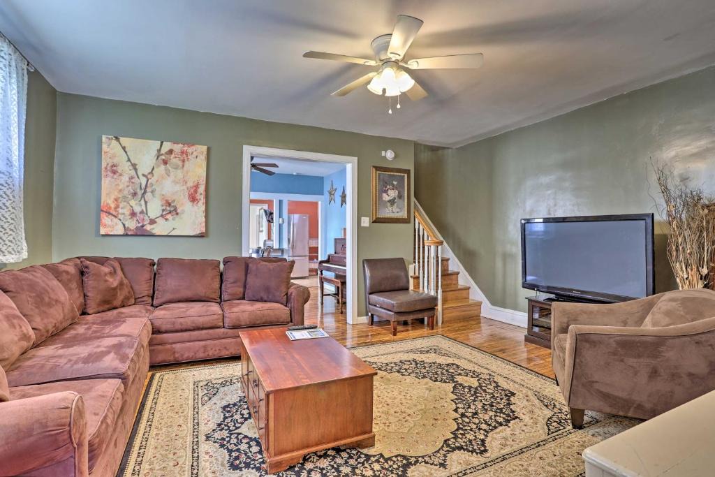Lansdowne House | Backyard Patio! Philly Stay Near Lincoln Financial