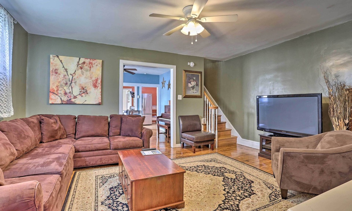 Lansdowne House | Backyard Patio! Philly Stay Near Lincoln Financial