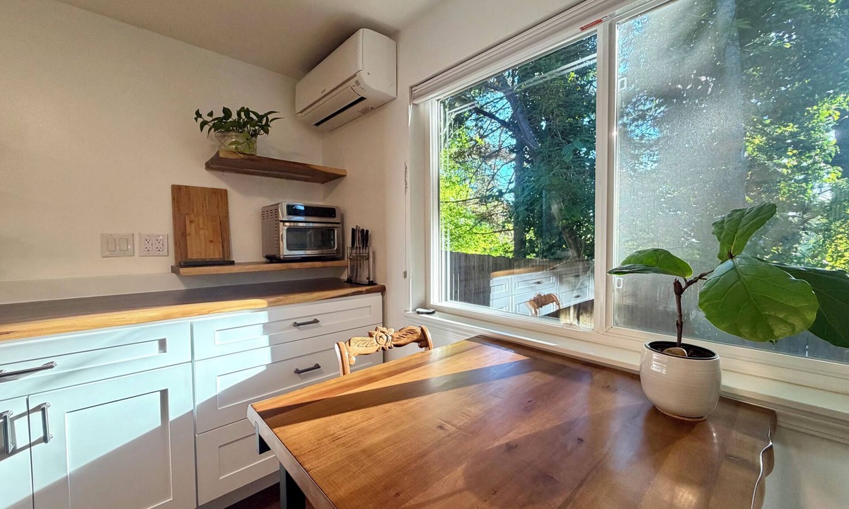 Matthews Beach Apartment | Backyard Studio Near Lake WA, UW, & Hospitals