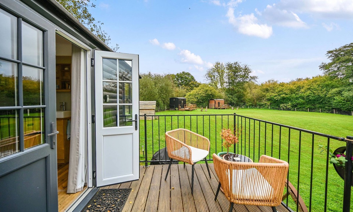 Blackham Cabin | Badger Shepherds Hut - a holiday let that sleeps 2 guests in 1 bedroom