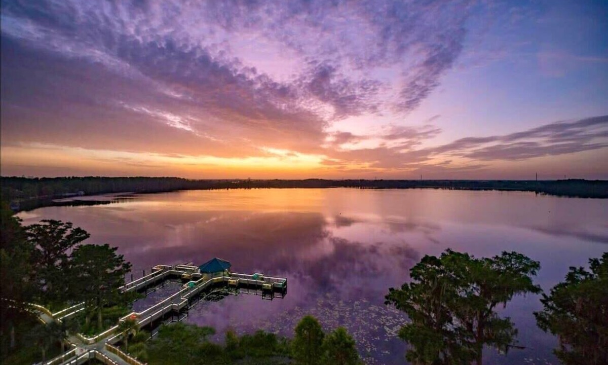 Florida Central Atlantic Coast Apartment | Balcony Lake Views | Pool, Gym, WiFi & Parking