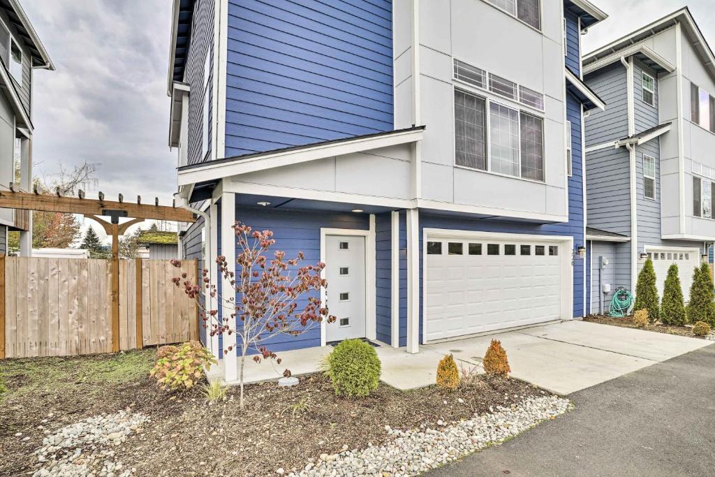 Monroe House | Balcony & Mtn Views! Newly Built Getaway in Monroe
