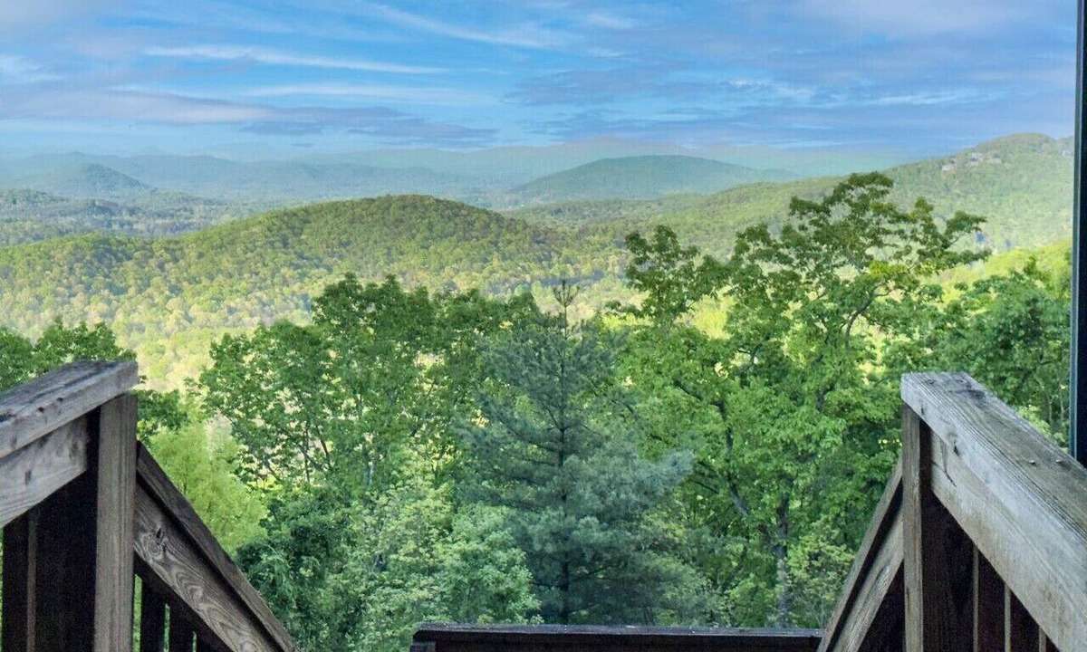 Helen Cabin | Bald Eagle Lodge with `EPIC` Long Range | Mountain Views | Hot-Tub|Pets OK