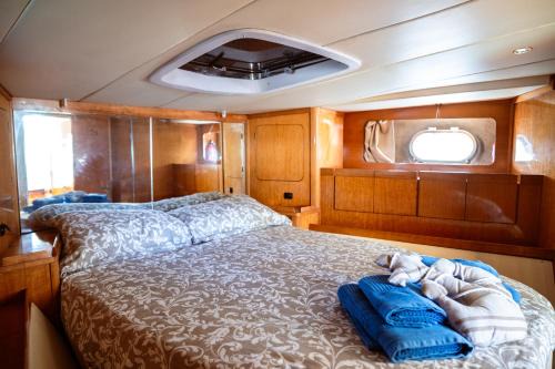 Sant'Antioco Boat Rental | BALI BOAT b&b HOUSE BOAT