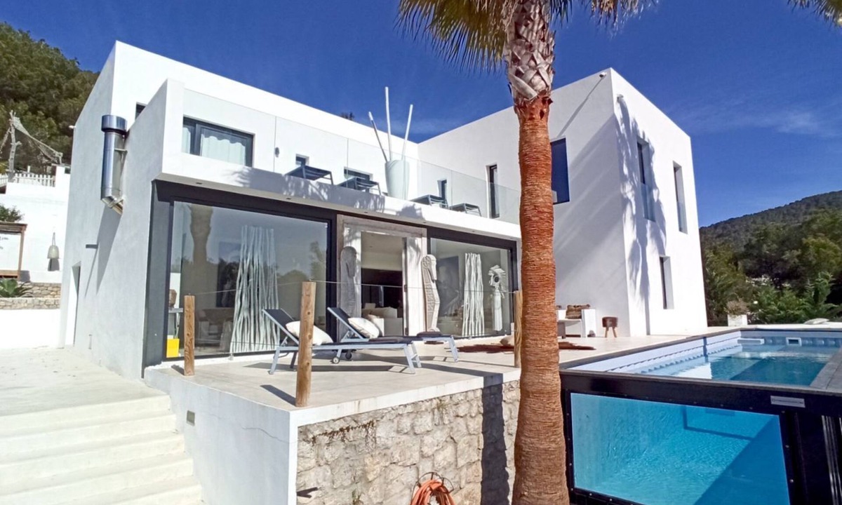 Santa Eulalia del Rio Villa | Balinese Villa with big external Jacuzzi - close to Cala Llonga beach