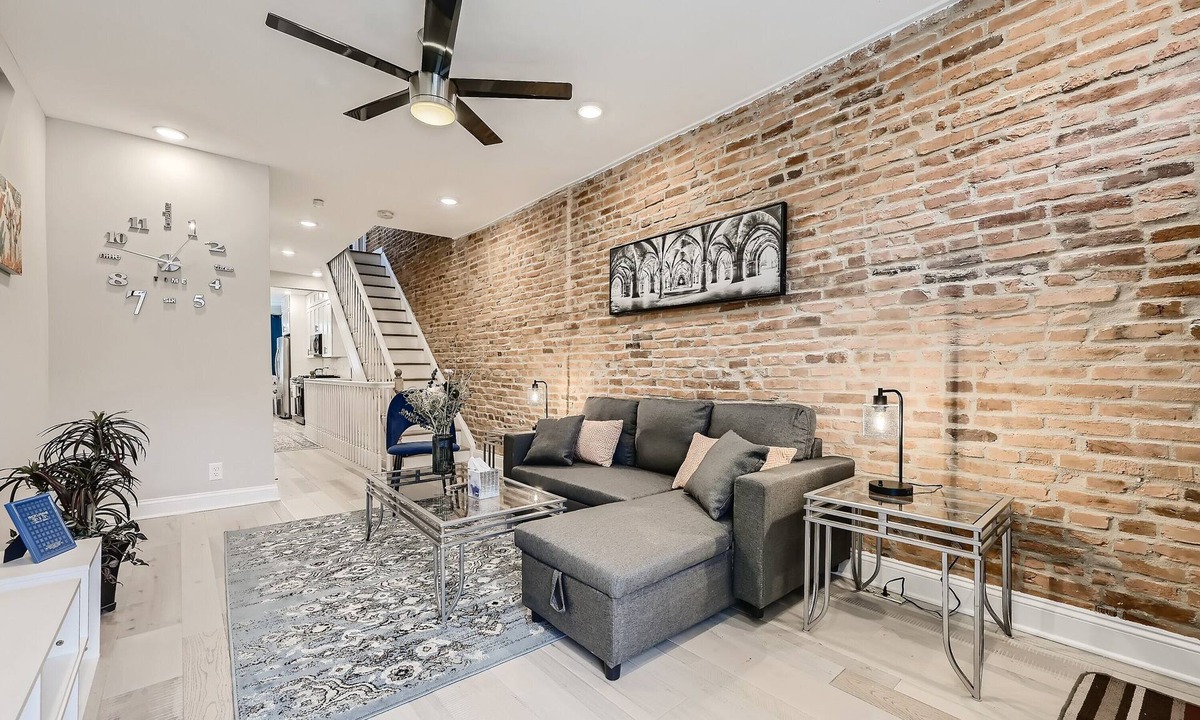 Canton House | BALTIMORE ROWHOUSE CLOSE TO WATER KING BED PARKING
