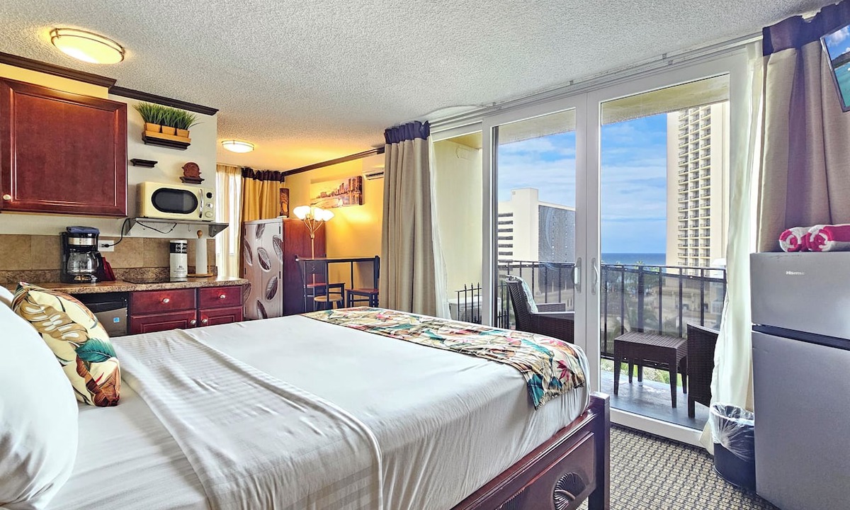 Waikiki Apartment | ❃Bamboo❃ 10ᵗʰ Floor Deluxe studio overlooking Palm trees & Lucious Pool⁕Spa Area