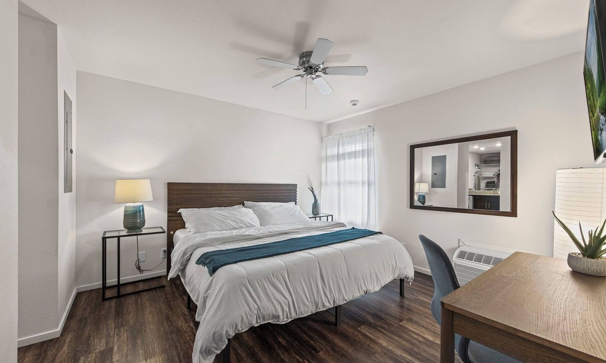 Prairie Village Apartment | Bamboo Loft Elegant Spacious - dedicated workspace dedicated Parking has a GYM