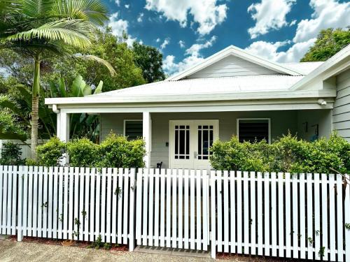 Edge Hill Villa | Bamboo Villa - Edge Hill Cairns Luxury Pet Friendly Sleeps 3
