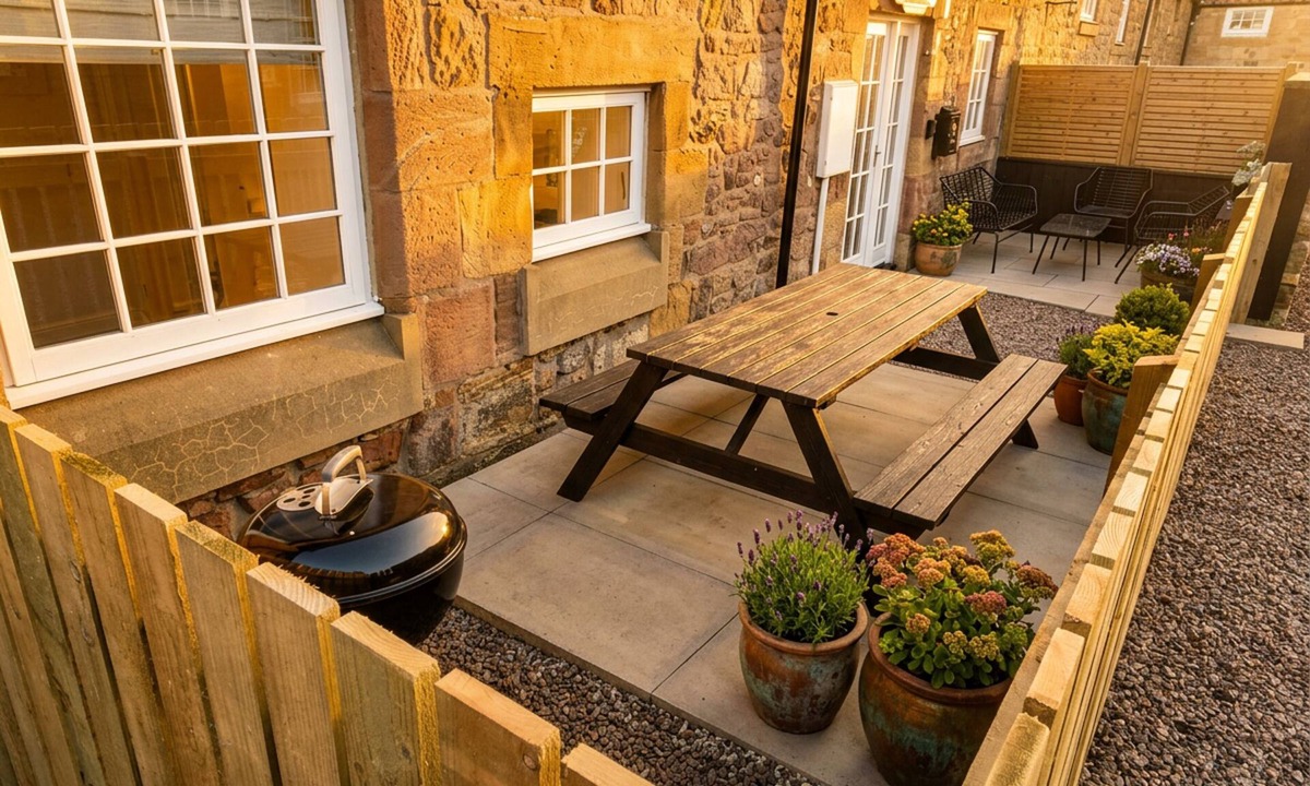 Adderstone House | Bamburgh - Sleeps 8 - Dogs Stay Free - Enclosed Garden - Off Road Parking