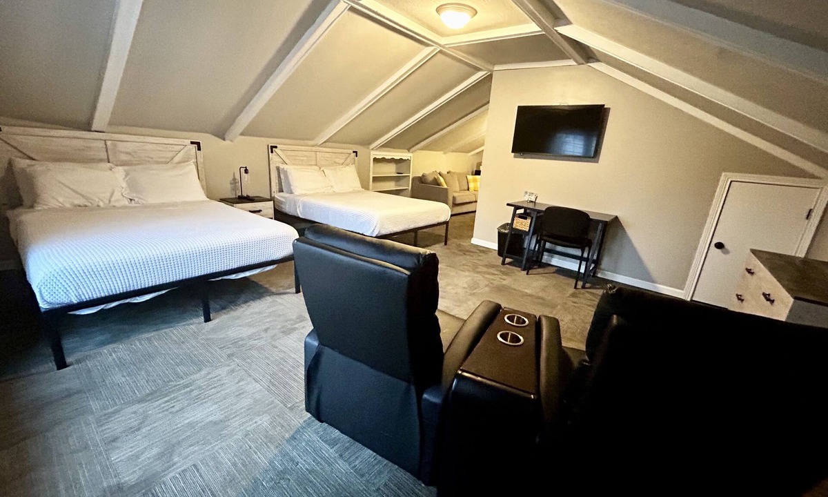 Leitchfield Apartment | Banana Split Suite 🚭 @ Twin Lakes Creamery