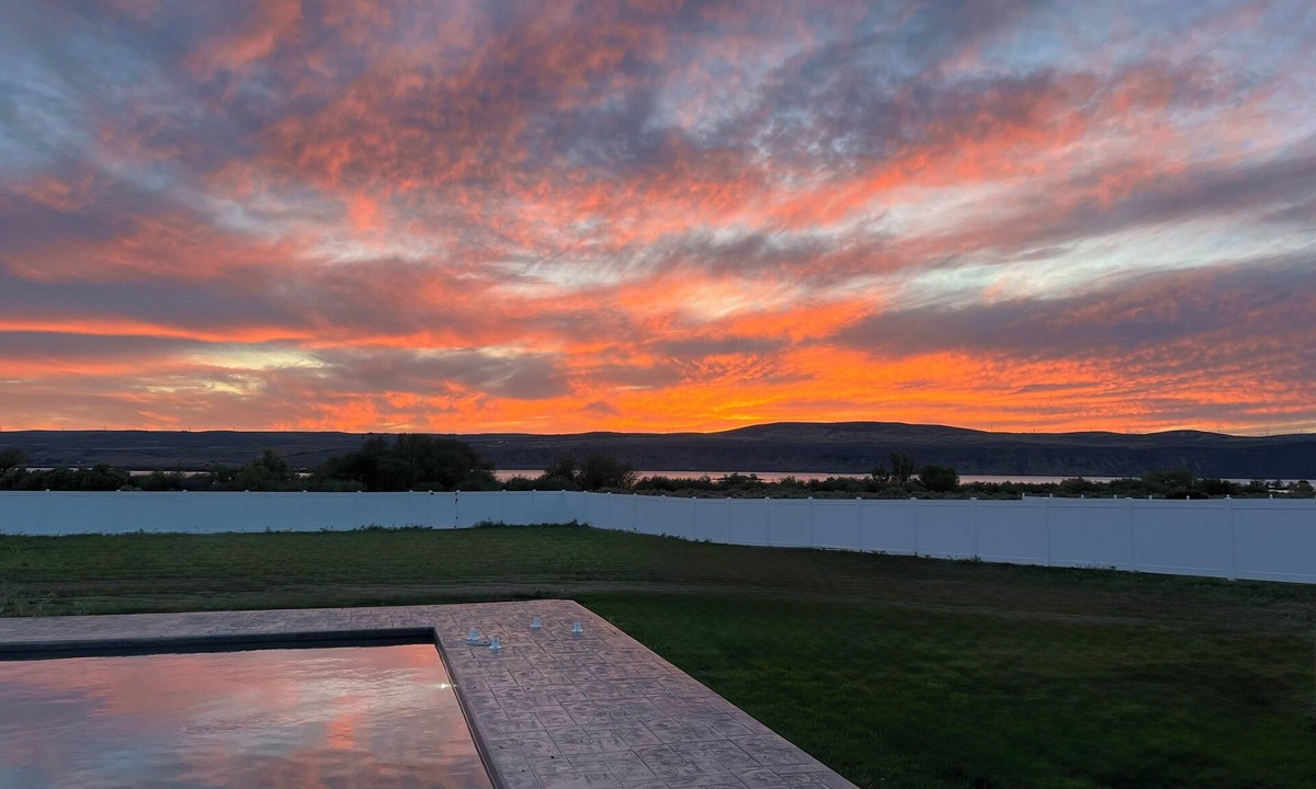 Coulee City House | Banks Lake Retreat-Pool, Views & Lake Access.