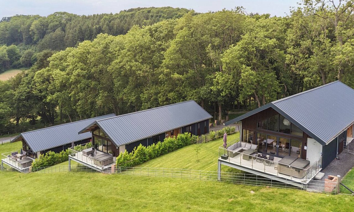 Kingswood Cottage | BARCUD COCH - RED KITE, pet friendly, with hot tub in Garthmyl