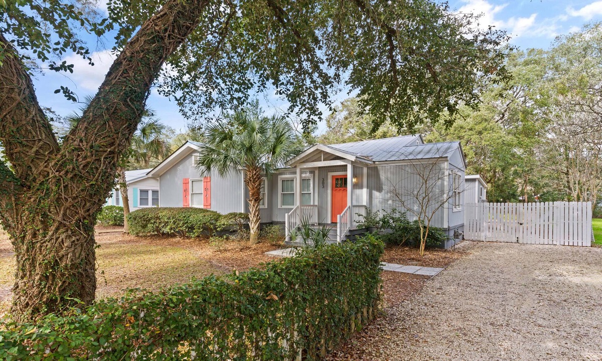 Kings Terrace House | Barefoot Bungalow - located near the Village/Pier